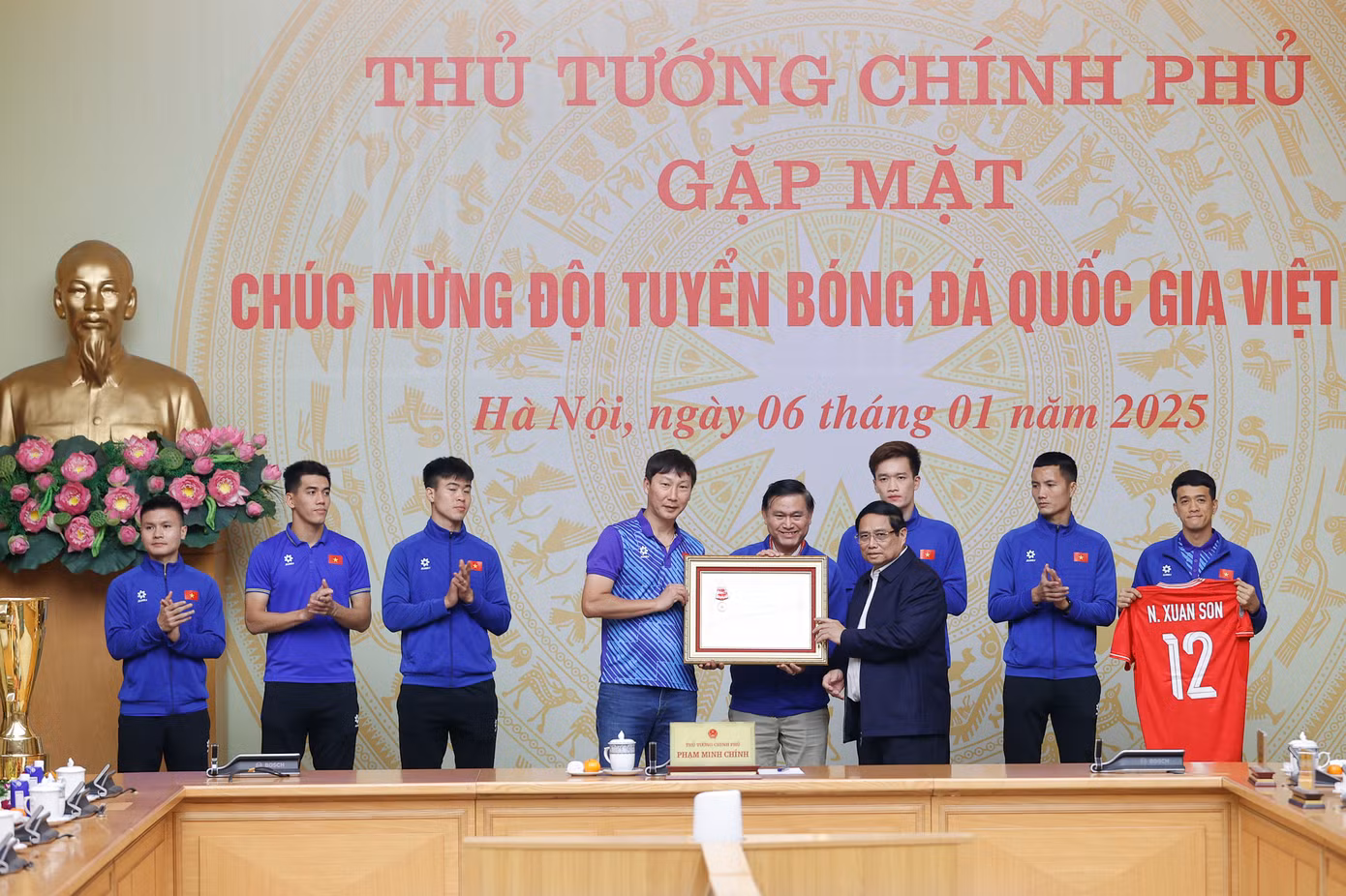 Thủ tướng Phạm Minh Chính trao Huân chương Lao động hạng Nhất cho đội tuyển bóng đá nam Quốc gia. Thủ tướng Phạm Minh Chính trao Huân chương Lao động hạng Nhất cho đội tuyển bóng đá nam Quốc gia.