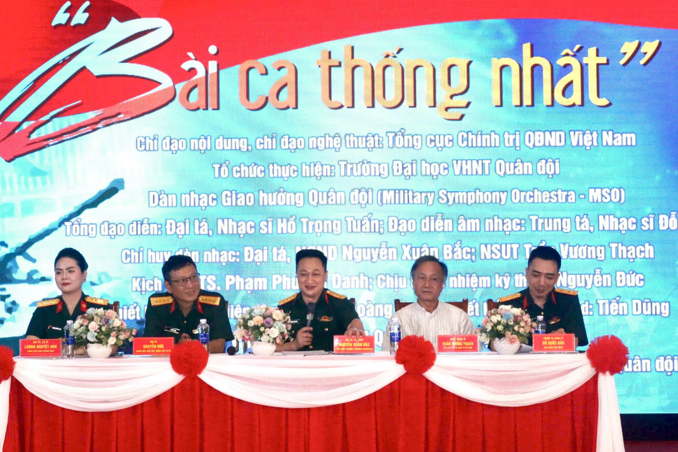 Đại tá, NSND Nguyễn Xuân Bắc - Phó hiệu trưởng Đại học Văn hóa Nghệ thuật Quân đội - giới thiệu về đêm nhạc Bài ca thống nhất.