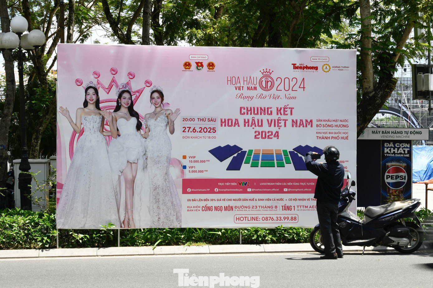 Hàng loạt pano, áp phích về cuộc thi Hoa hậu Việt Nam 2024 được treo nổi bật trên đường phố thành phố Huế. Các pano, áp phích giới thiệu cụ thể về địa điểm tổ chức chương trình. Những nghệ sĩ tham dự chương trình cũng được giới thiệu đầy đủ tới công chúng.