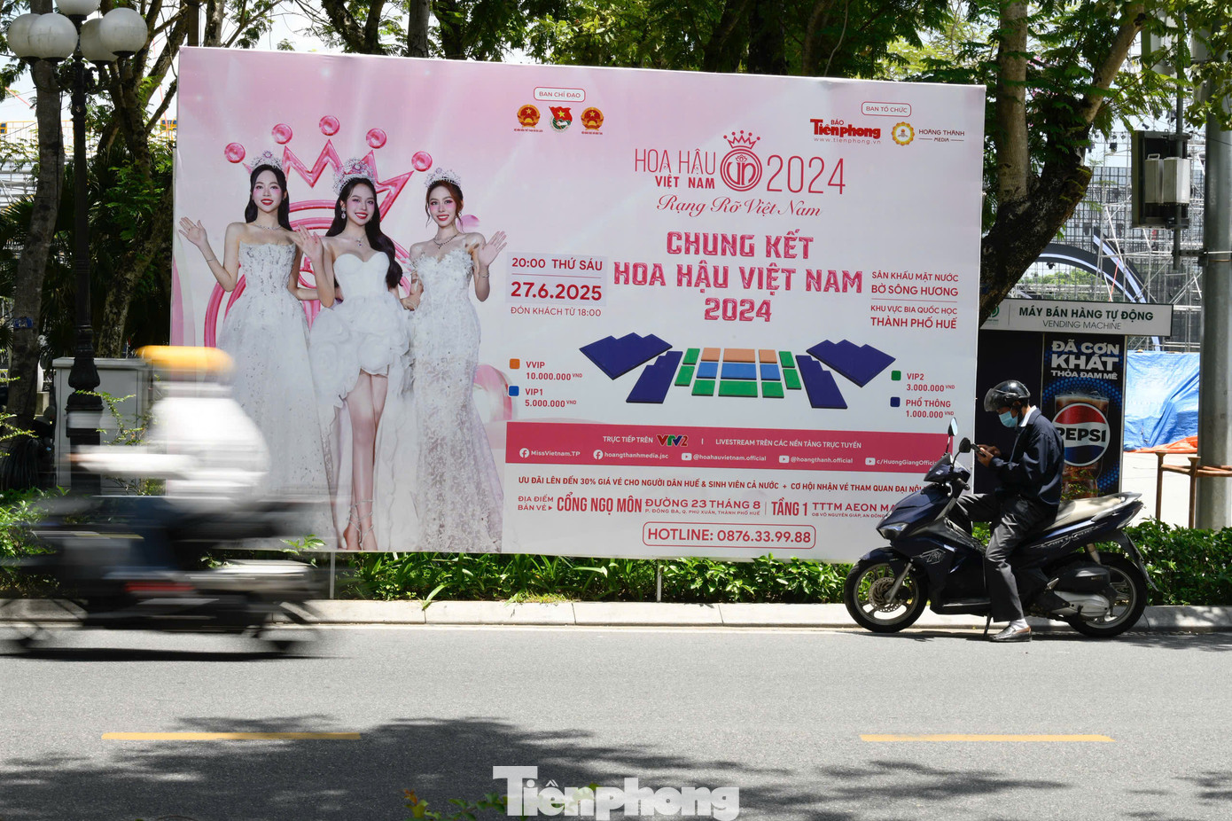 Dọc tuyến đường trung tâm của TP Huế, khán giả, du khách dễ dàng bắt gặp nhiều pano lớn giới thiệu về đêm chung kết cuộc thi Hoa hậu Việt Nam 2024, diễn ra vào ngày 27/6 tại sân khấu nổi trên mặt nước bên bờ sông Hương.