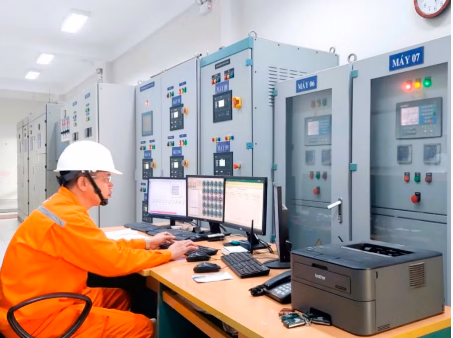 EVNSPC bố trí khoảng 15.000 ca trực đảm bảo cung ứng điện an toàn, ổn định phục vụ nhân dân vui Tết, đón Xuân. EVNSPC bố trí khoảng 15.000 ca trực đảm bảo cung ứng điện an toàn, ổn định phục vụ nhân dân vui Tết, đón Xuân.