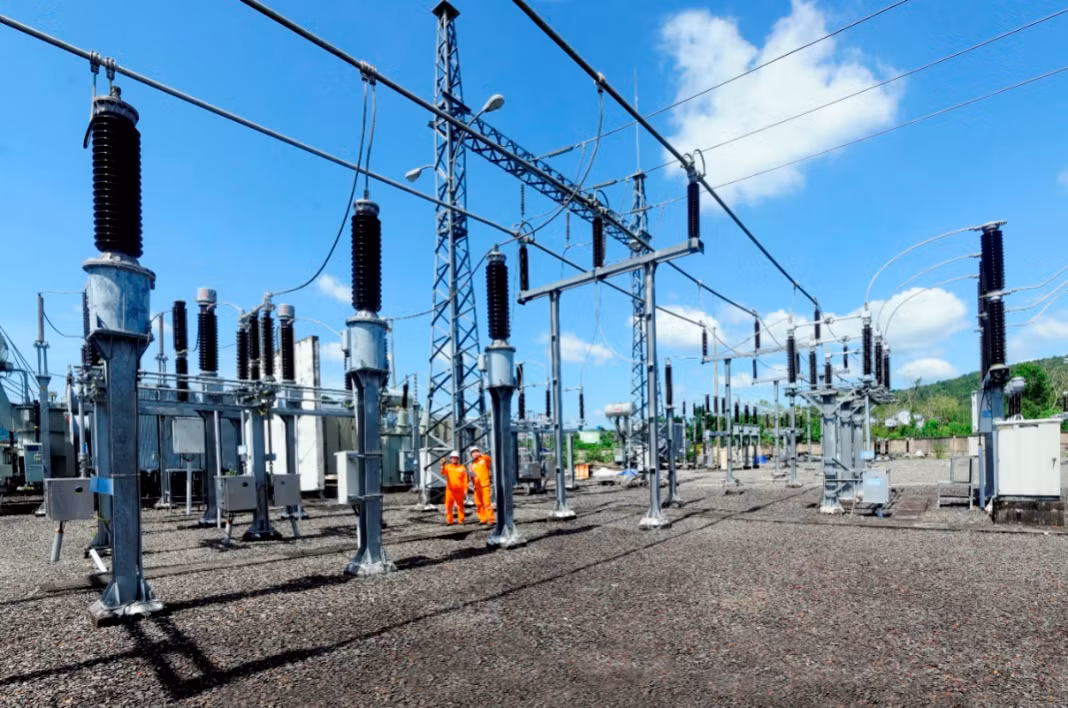 Công ty Điện lực tổ chức ứng trực 24/24 đảm bảo điện phục vụ Tết nguyên đán 2025. Công ty Điện lực tổ chức ứng trực 24/24 đảm bảo điện phục vụ Tết nguyên đán 2025.