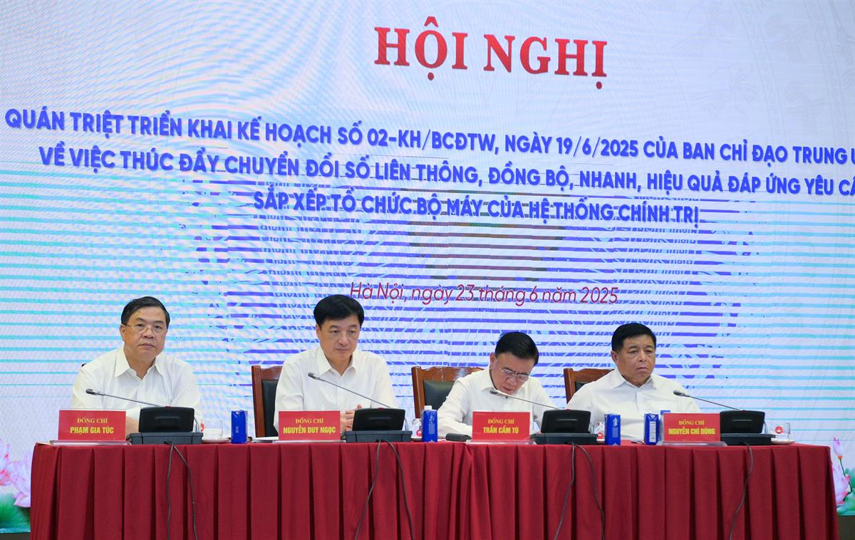 Dự và chỉ đạo Hội nghị có các đồng chí: Trần Cẩm Tú, Ủy viên Bộ Chính trị, Thường trực Ban Bí thư, Phó Trưởng Ban Chỉ đạo; Nguyễn Duy Ngọc, Ủy viên Bộ Chính trị, Bí thư Trung ương Đảng, Chủ nhiệm Ủy ban Kiểm tra Trung ương, Phó Trưởng Ban Chỉ đạo; Nguyễn Chí Dũng, Ủy viên Trung ương Đảng, Phó Thủ tướng Chính phủ; Phạm Gia Túc, Ủy viên Trung ương Đảng, Phó Chánh Văn phòng Trung ương Đảng, Ủy viên Thường trực Ban Chỉ đạo.