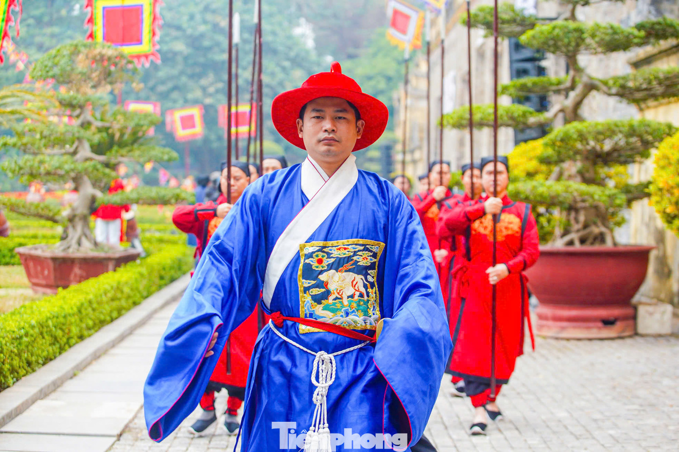 Ra vào cung phải có sắc chỉ của Vua mới được ra vào cửa cấm. Nếu có lệnh truyền triệu viên quan nào, ban ngày thì dùng bài ngà, cờ lệnh, ban đêm dùng hổ phù, cờ lệnh, lúc ấy quân hộ vệ mới được mở cửa thành.