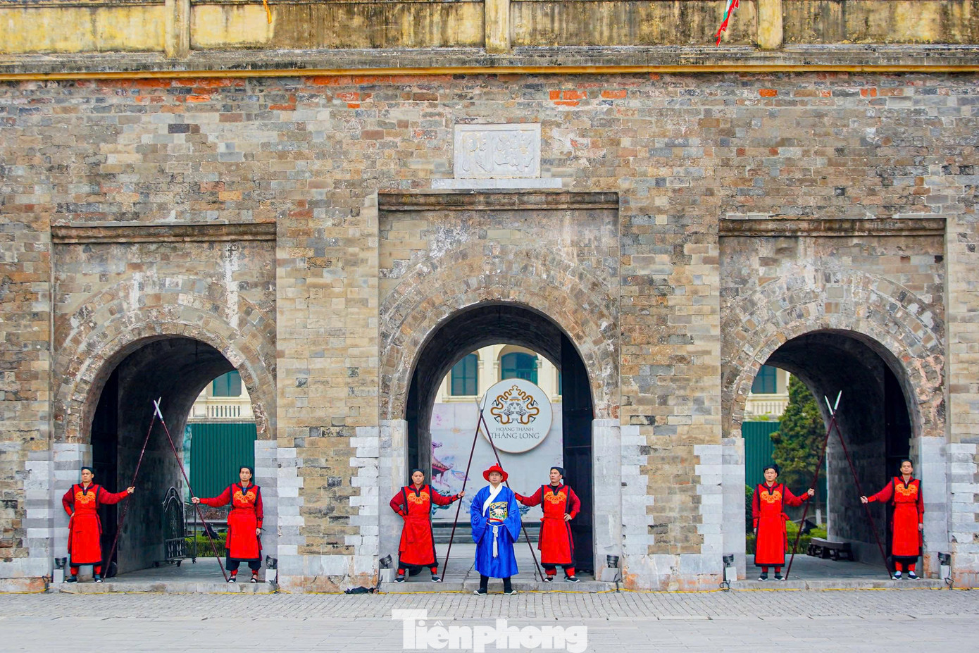 Việc canh gác và bảo vệ cung thành được các triều đại phong kiến tổ chức vô cùng nghiêm ngặt. Đổi gác là nghi thức quan trọng diễn ra hàng ngày trong cấm thành Thăng Long và triều đại nhà Lê cũng không ngoại lệ.