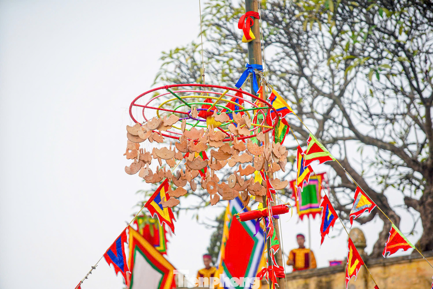 Trên ngọn cây nêu có một vòng tròn nhỏ được treo những chiếc khánh hay linh vật để khi gió thổi va đập vào nhau leng keng với ý nghĩa để trừ ma quỷ, mong ước một mùa xuân tươi vui, cả năm an lành, mưa thuận gió hòa.