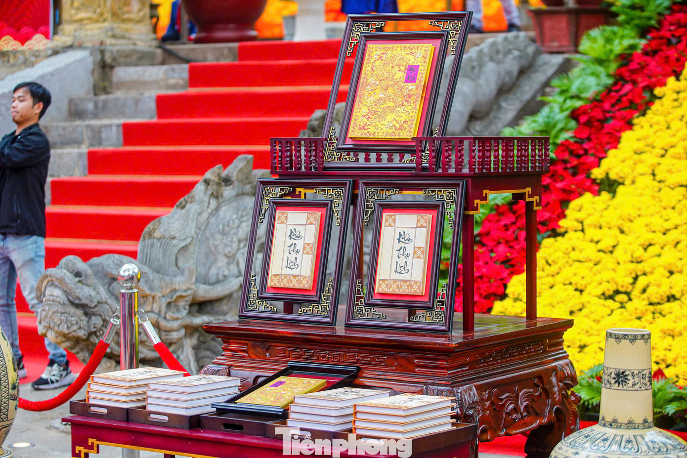 Lễ tiến lịch mở màn cho chương trình tái hiện nghi lễ. Theo tư liệu, lễ tiến lịch được tổ chức vào sớm ngày 23 tháng Chạp hàng năm, tại sân rồng điện Kính Thiên.