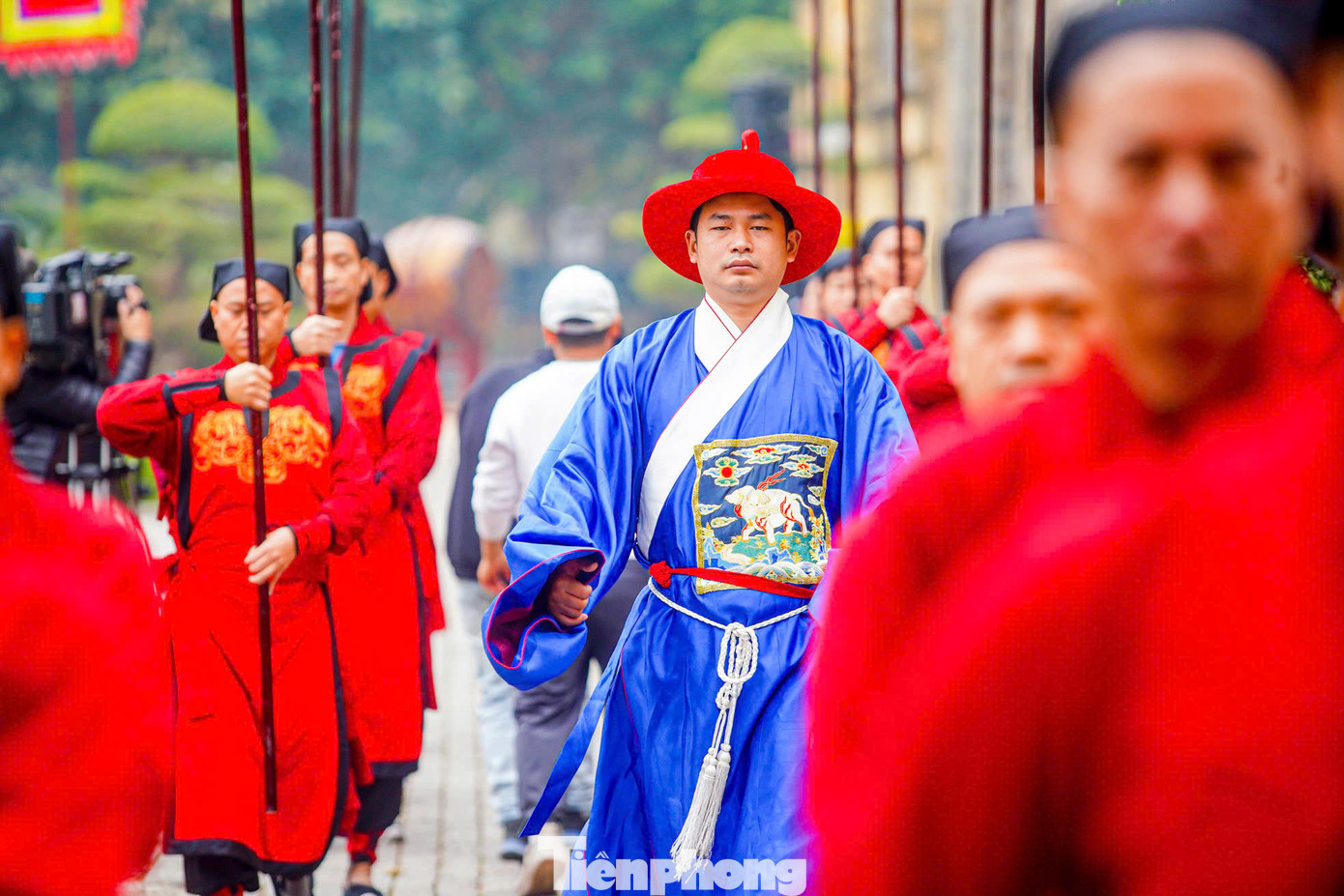 Ra vào cung phải có sắc chỉ của Vua mới được ra vào cửa cấm. Nếu có lệnh truyền triệu viên quan nào, ban ngày thì dùng bài ngà, cờ lệnh, ban đêm dùng hổ phù, cờ lệnh, lúc ấy quân hộ vệ mới được mở cửa thành.