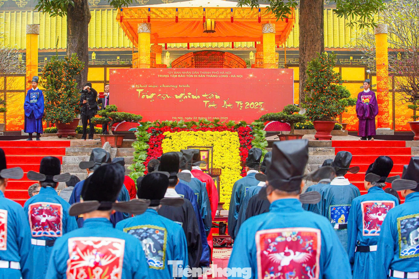 Dịp Tết Nguyên đán hàng năm, Trung tâm Bảo tồn Di sản Thăng Long - Hà Nội đều tái hiện những lễ nghi trong cung đình Thăng Long xưa. Những nghi lễ này được thực hiện nhằm mong một năm mới hưng thịnh, vạn sự bình an no ấm cho nhân dân.