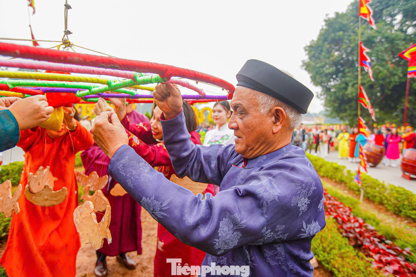 Trên ngọn cây nêu có một vòng tròn nhỏ được treo những chiếc khánh hay linh vật để khi gió thổi va đập vào nhau leng keng với ý nghĩa để trừ ma quỷ, mong ước một mùa xuân tươi vui, cả năm an lành, mưa thuận gió hòa.