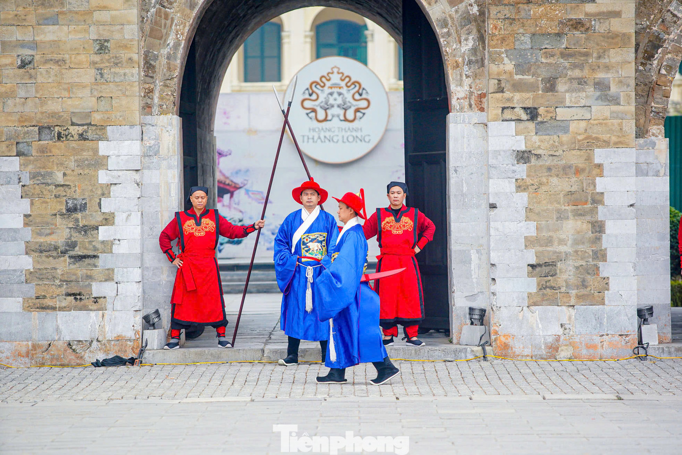 Sau thời gian dài nghiên cứu, Trung tâm Bảo tồn Di sản Thăng Long - Hà Nội tái hiện nghi thức đổi gác mang tính phỏng dựng và có yếu tố sáng tạo. Việc này góp phần tạo nên sức sống trường tồn cho các di sản văn hóa lịch sử truyền thống, đồng thời mang tới cho công chúng những trải nghiệm độc đáo trong Hoàng thành Thăng Long.