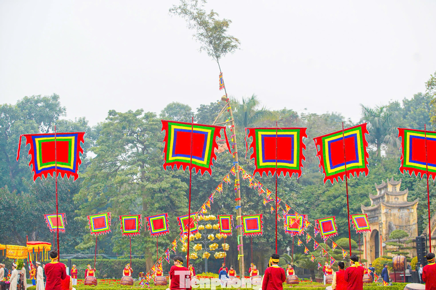 Nhiều năm nay, vào ngày 23 tháng Chạp, Trung tâm bảo tồn Di sản Thăng Long - Hà Nội luôn tái hiện phong tục dựng nêu và hạ nêu nhằm lưu giữ một trong những nét văn hóa truyền thống của dân tộc Việt Nam.