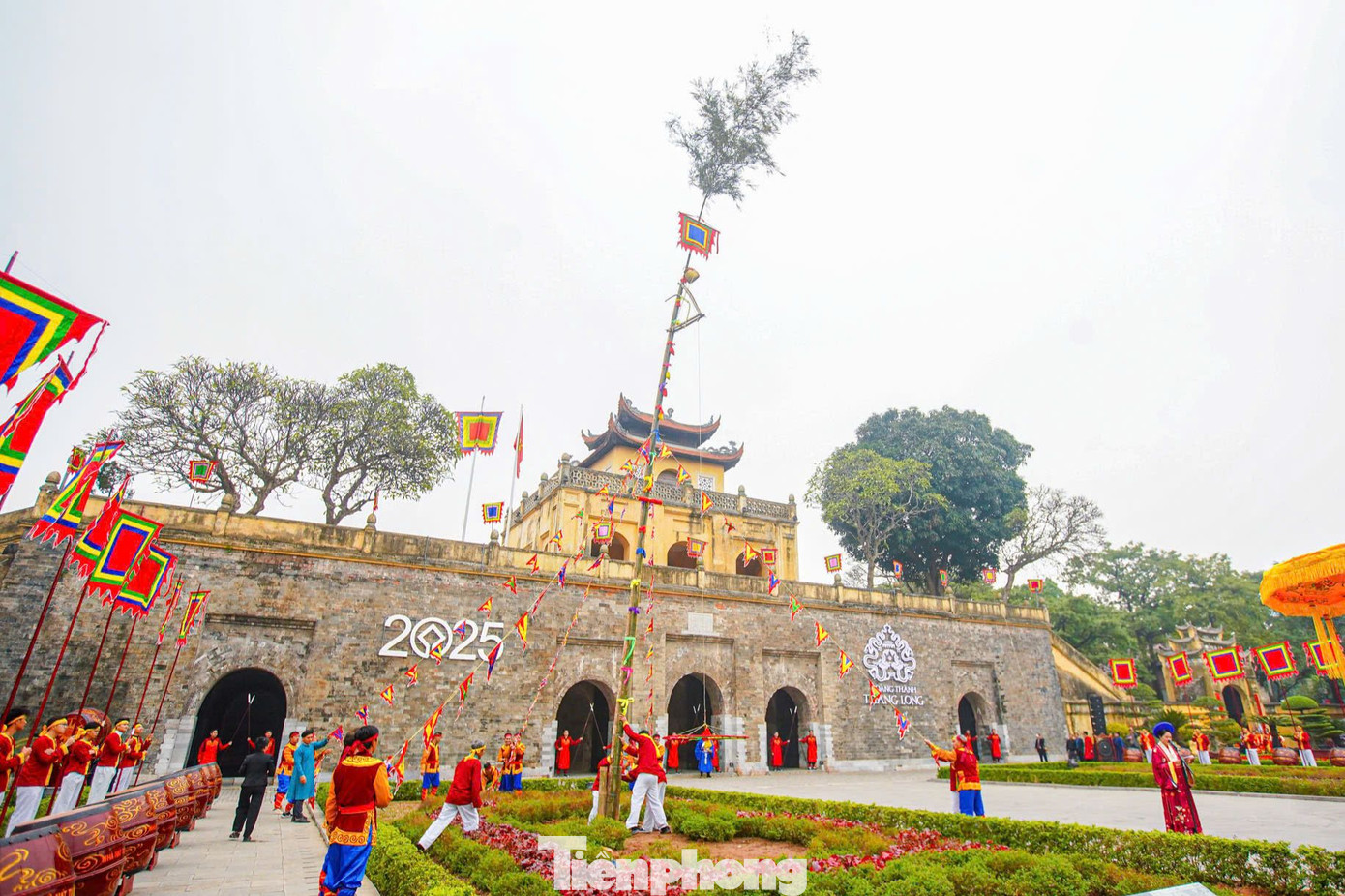 Lễ dựng cây nêu thường được tổ chức tại không gian trước Đoan môn. Theo truyền thống, đích thân nhà vua hoặc một vị quan có phẩm hàm cao được giao nhiệm vụ tổ chức nghi lễ này.