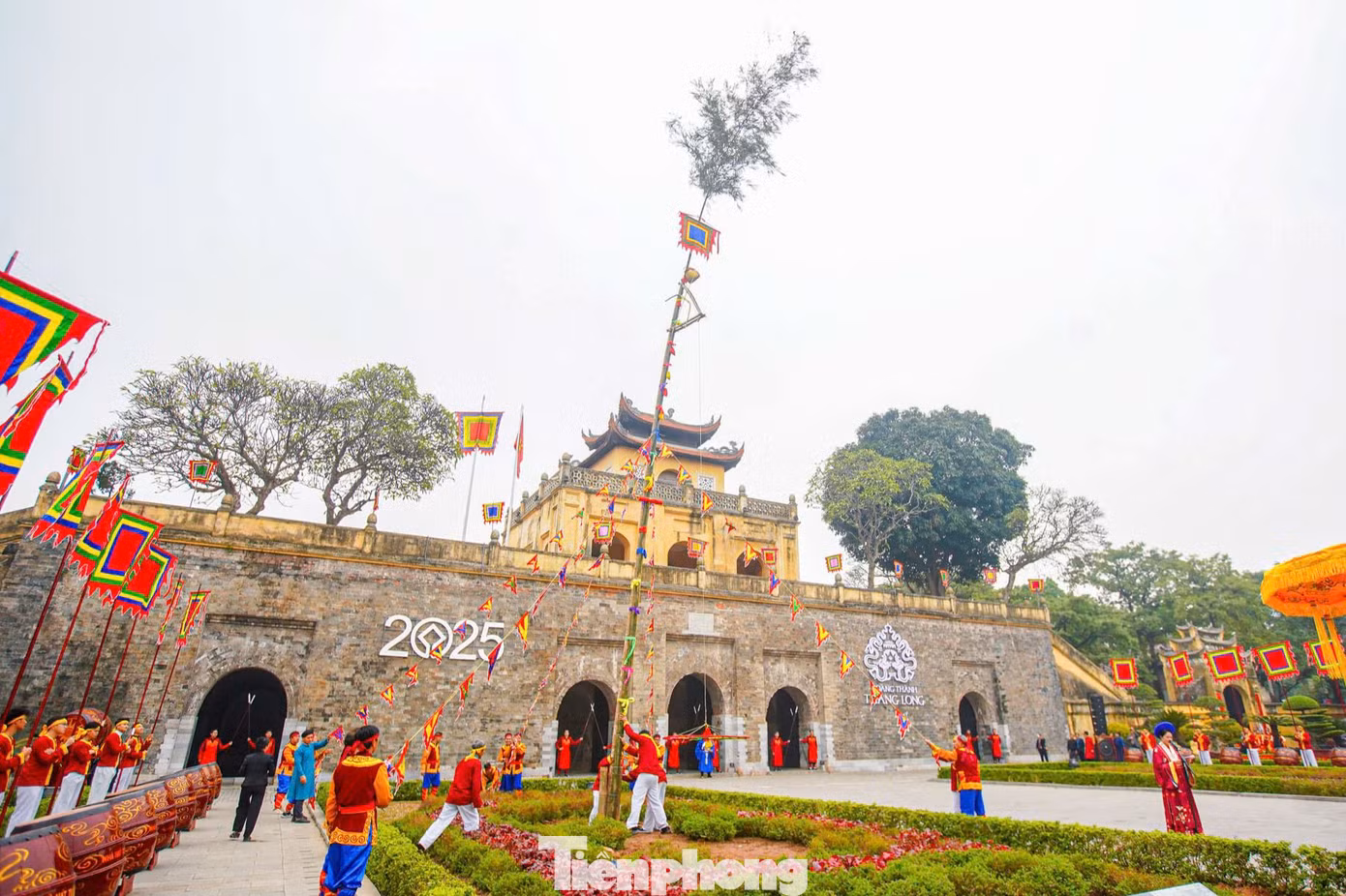 Lễ dựng cây nêu thường được tổ chức tại không gian trước Đoan môn. Theo truyền thống, đích thân nhà vua hoặc một vị quan có phẩm hàm cao được giao nhiệm vụ tổ chức nghi lễ này.