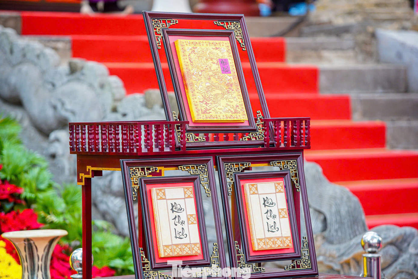 Lễ tiến lịch mở màn cho chương trình tái hiện nghi lễ. Theo tư liệu, lễ tiến lịch được tổ chức vào sớm ngày 23 tháng Chạp hàng năm, tại sân rồng điện Kính Thiên.