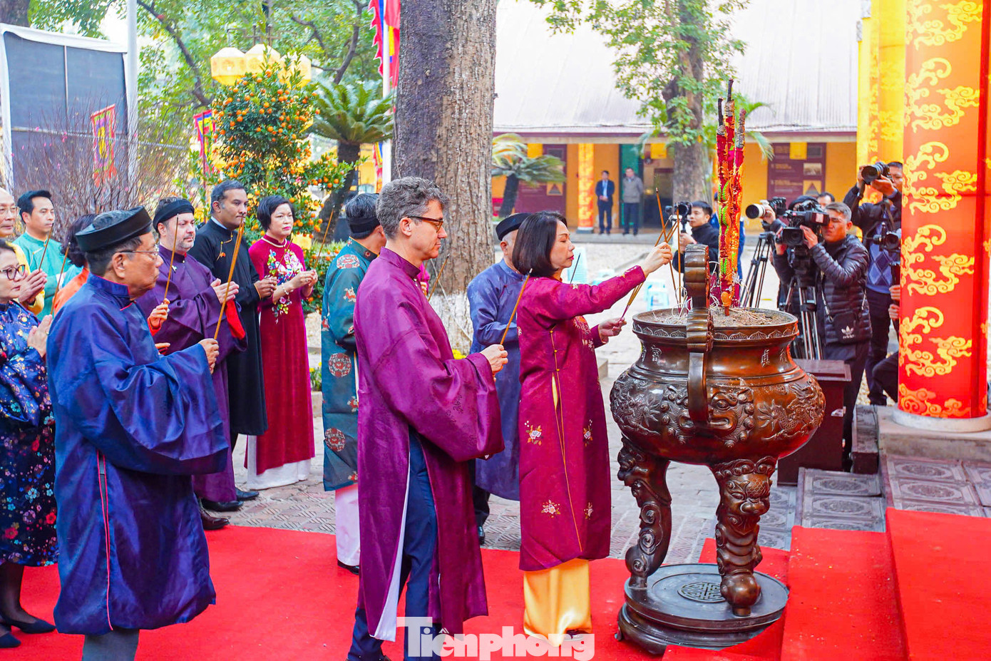 Sau đó, đoàn đại biểu sẽ thực hiện nghi lễ cúng tiễn ông Công, ông Táo về trời. Nghi lễ được thực hiện nhằm thể hiện sự mong cầu bình an, thịnh vượng cho năm mới.