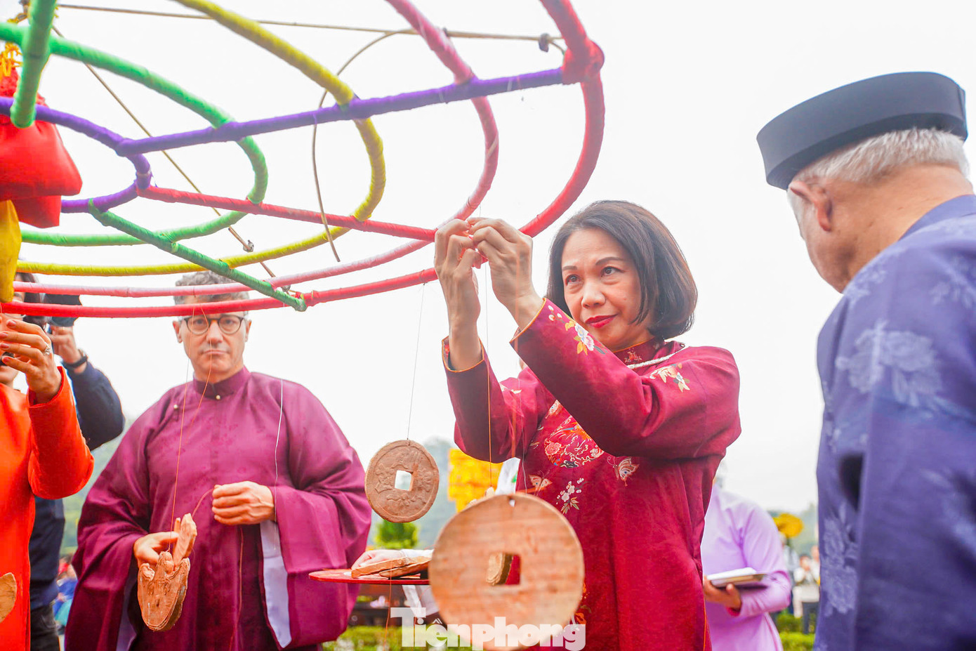 Trên ngọn cây nêu có một vòng tròn nhỏ được treo những chiếc khánh hay linh vật để khi gió thổi va đập vào nhau leng keng với ý nghĩa để trừ ma quỷ, mong ước một mùa xuân tươi vui, cả năm an lành, mưa thuận gió hòa.