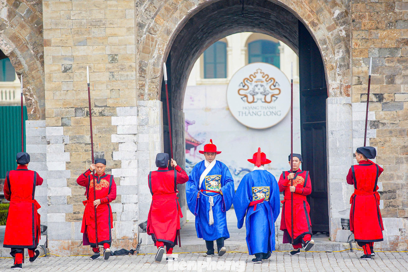 Sau thời gian dài nghiên cứu, Trung tâm Bảo tồn Di sản Thăng Long - Hà Nội tái hiện nghi thức đổi gác mang tính phỏng dựng và có yếu tố sáng tạo. Việc này góp phần tạo nên sức sống trường tồn cho các di sản văn hóa lịch sử truyền thống, đồng thời mang tới cho công chúng những trải nghiệm độc đáo trong Hoàng thành Thăng Long.