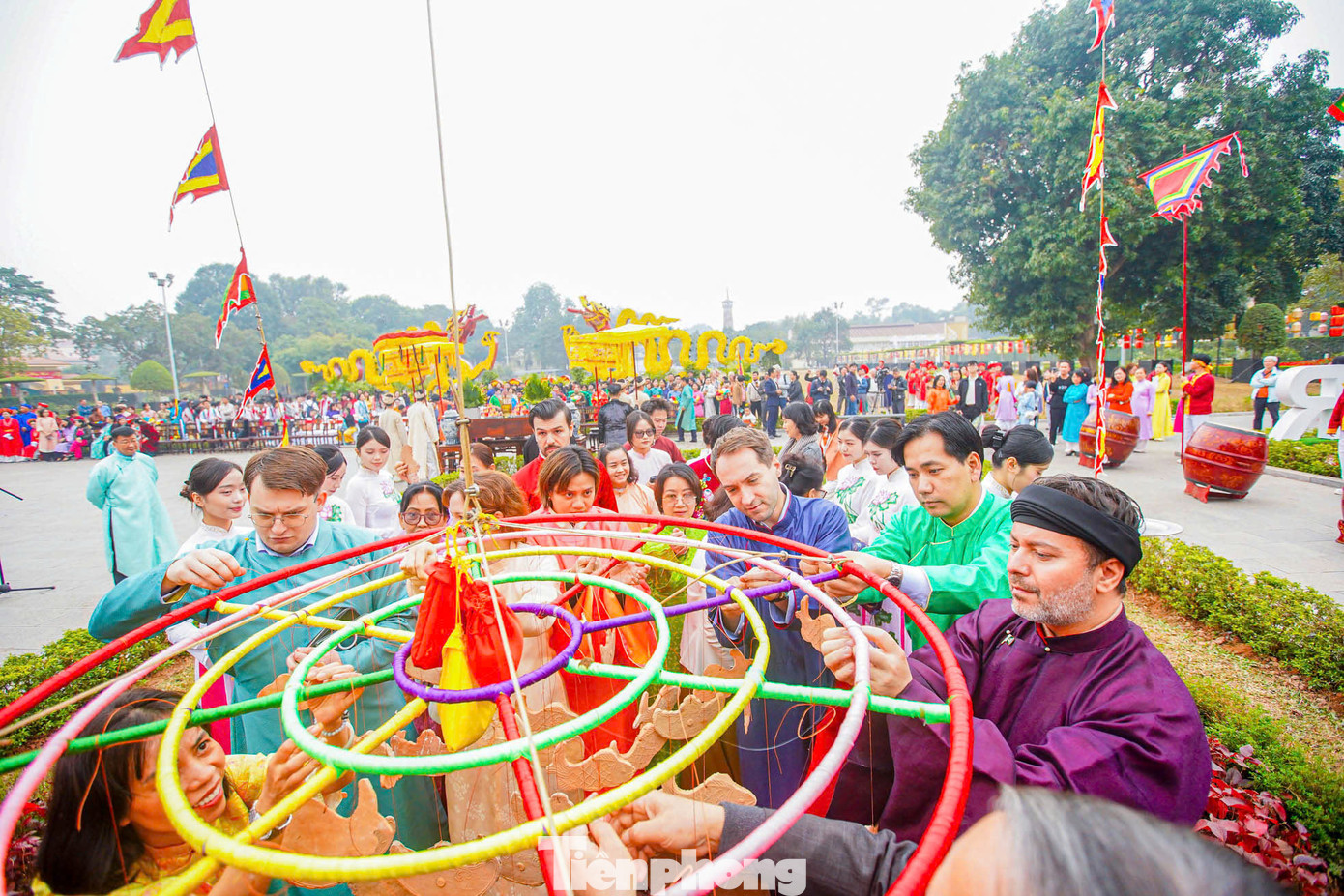 Trên ngọn cây nêu có một vòng tròn nhỏ được treo những chiếc khánh hay linh vật để khi gió thổi va đập vào nhau leng keng với ý nghĩa để trừ ma quỷ, mong ước một mùa xuân tươi vui, cả năm an lành, mưa thuận gió hòa.