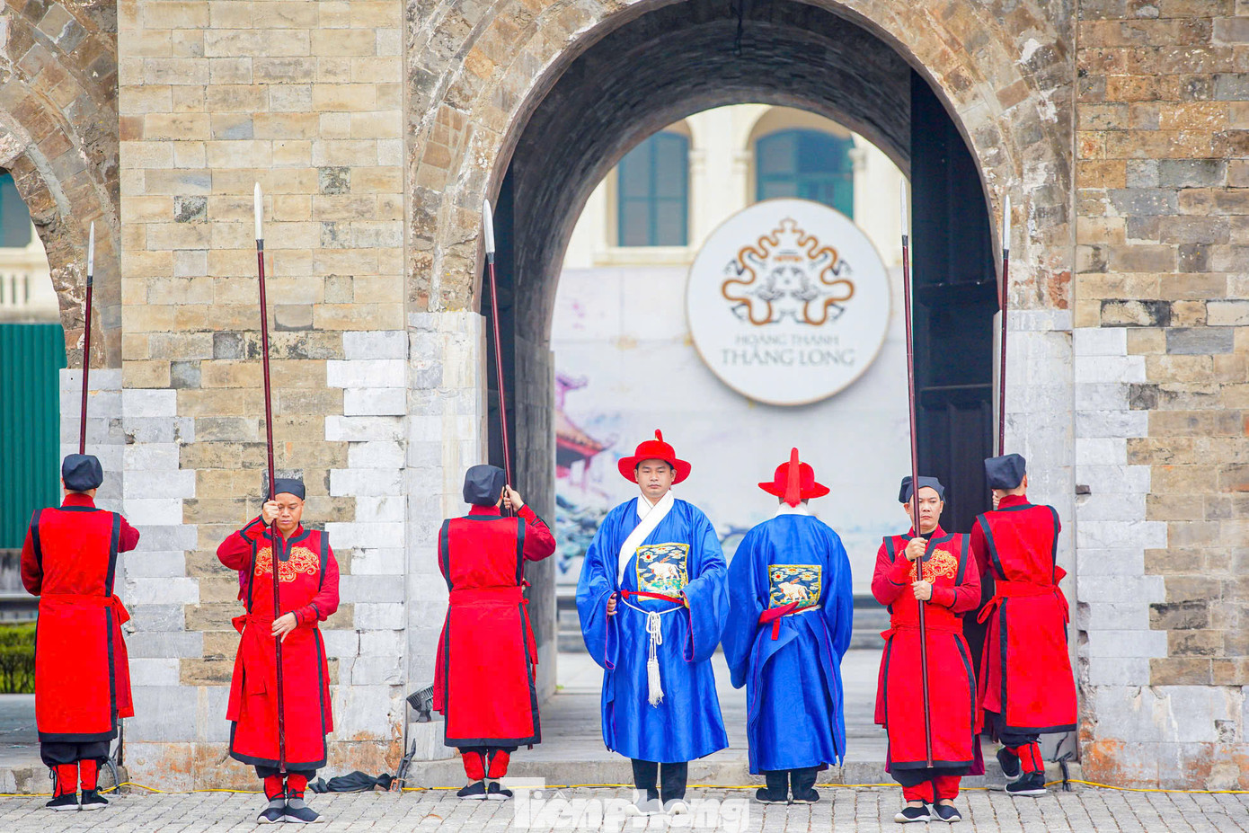 Sau thời gian dài nghiên cứu, Trung tâm Bảo tồn Di sản Thăng Long - Hà Nội tái hiện nghi thức đổi gác mang tính phỏng dựng và có yếu tố sáng tạo. Việc này góp phần tạo nên sức sống trường tồn cho các di sản văn hóa lịch sử truyền thống, đồng thời mang tới cho công chúng những trải nghiệm độc đáo trong Hoàng thành Thăng Long.