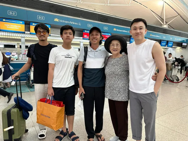 Ca sĩ Dương Triệu Vũ (ngoài cùng bên phải) đính chính tin đồn về tình trạng sức khỏe của anh trai.