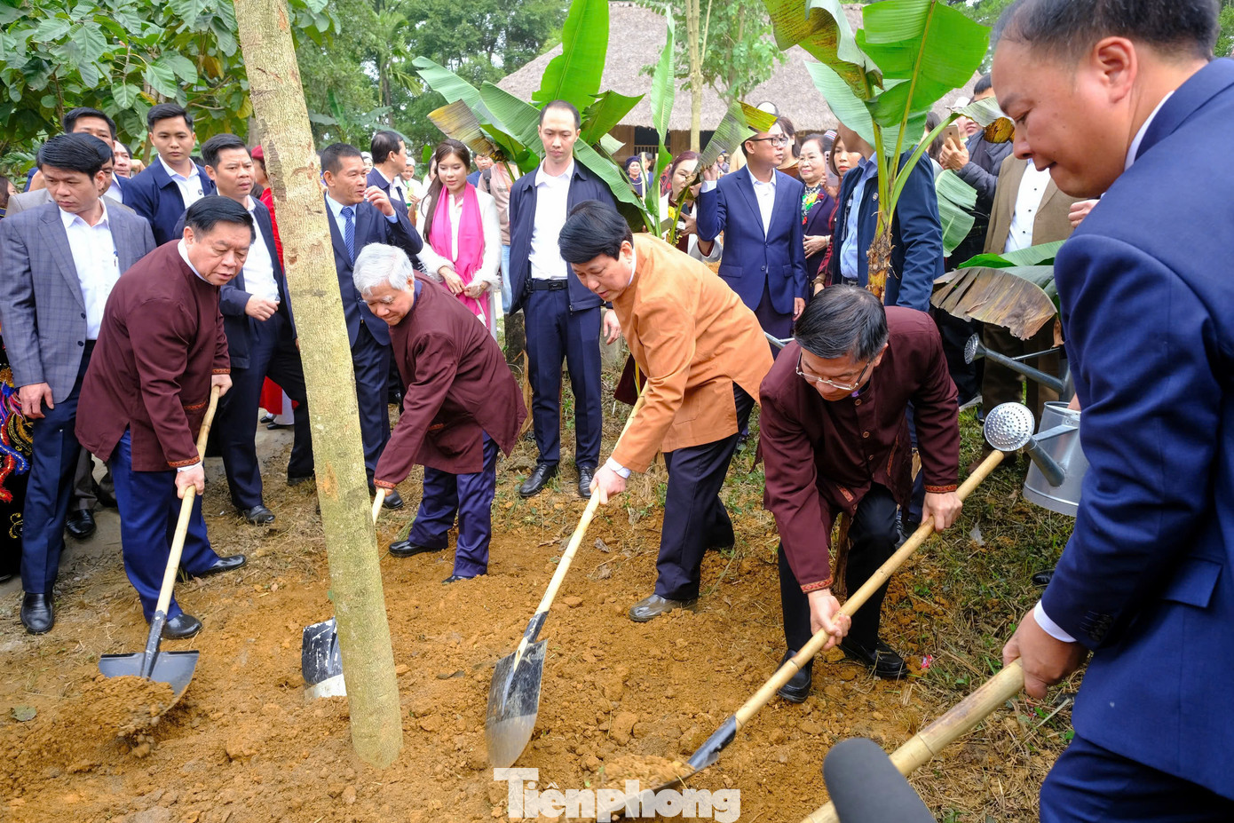 Chủ tịch nước Lương Cường tham gia các hoạt động tại ngày hội Sắc xuân trên mọi miền Tổ quốc.