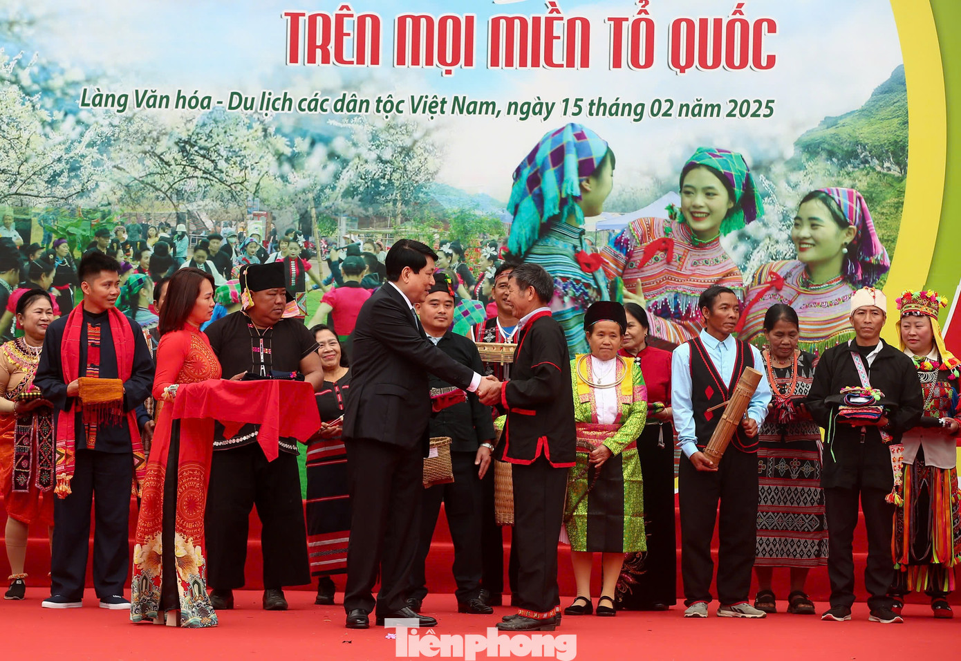 Chủ tịch nước nhấn mạnh cần quan tâm hơn nữa về vấn đề đào tạo cán bộ, việc làm cho thanh niên, hoàn thiện chính sách đối với đồng bào dân tộc, tạo điều kiện thuận lợi hơn nữa để đồng bào tham gia ngày càng sâu và có hiệu quả vào quá trình phát triển chung của đất nước.