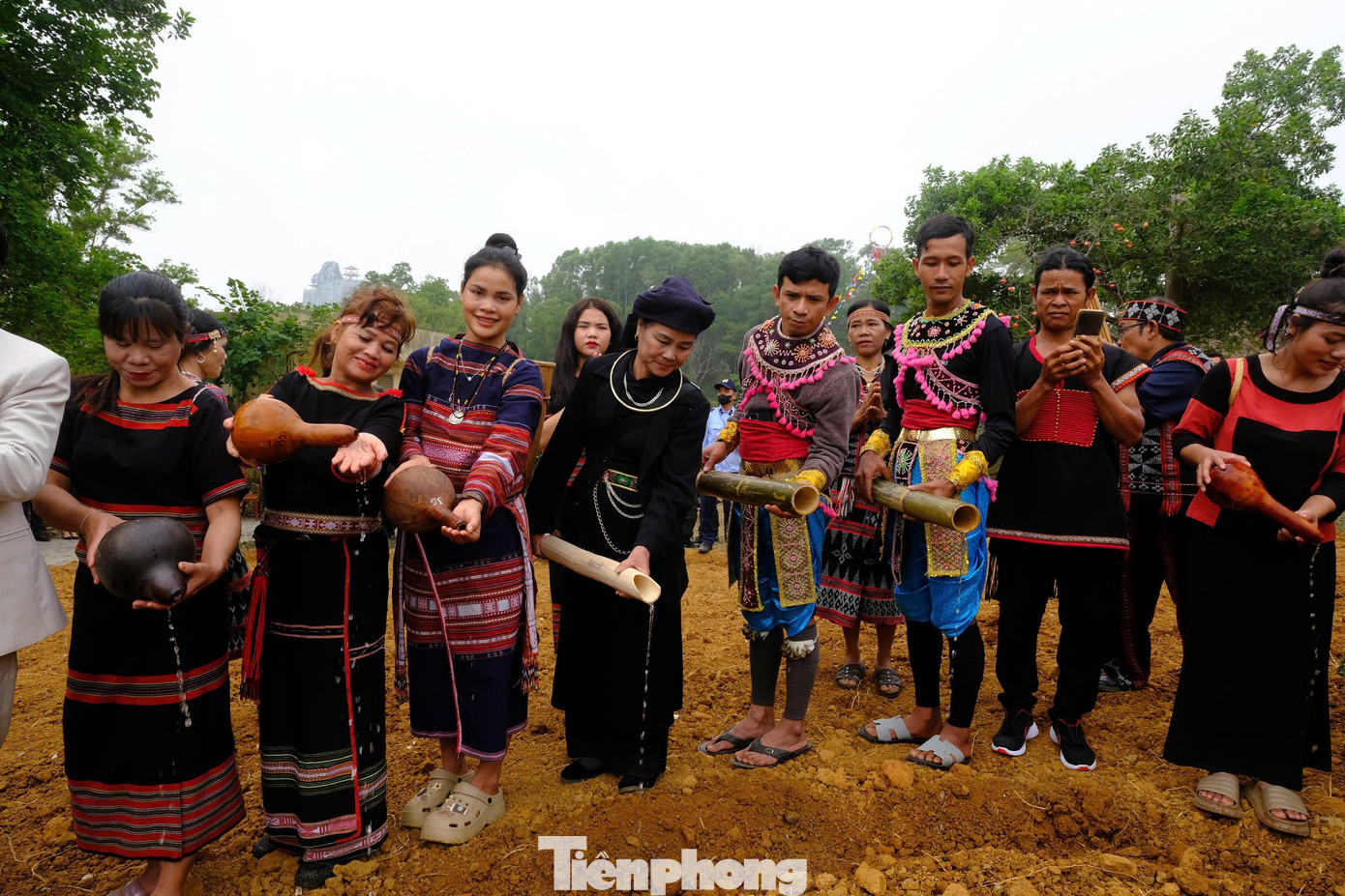 Trong 3 ngày diễn ra ngày hội Sắc xuân trên mọi miền Tổ quốc, BTC ngày hội giới thiệu đến du khách văn hóa truyền thống các dân tộc, tri thức dân gian, nhạc cụ dân tộc, ẩm thực dân tộc… Ngoài ra, du khách có thể trải nghiệm các trò chơi dân gian như nhảy sạp, đi cà kheo, ném còn, đánh đu, đánh yến, tó má lẹ...