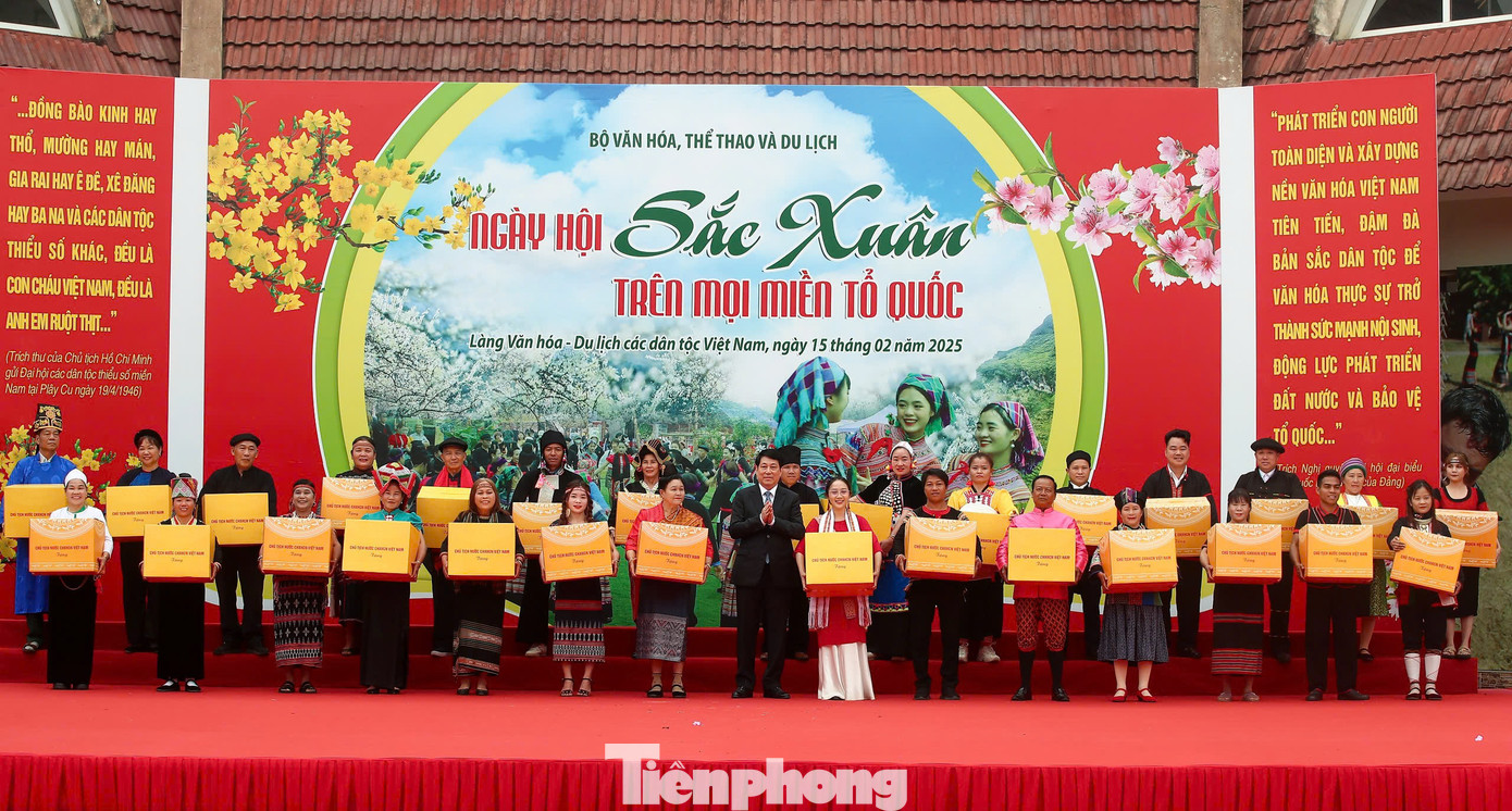 Chủ tịch nước đề nghị trong thời gian tới các địa phương cần tiếp tục tập trung lãnh đạo, chỉ đạo tổ chức chặt chẽ, hiệu quả việc triển khai các chương trình mục tiêu quốc gia hỗ trợ phát triển kinh tế xã hội, đặc biệt là cơ sở hạ tầng nông thôn, nâng cao chất lượng cuộc sống cho đồng bào, có những giải pháp, việc làm cụ thể, thiết thực để nâng cao thu nhập, cải thiện đời sống vật chất tinh thần của đồng bào các dân tộc.