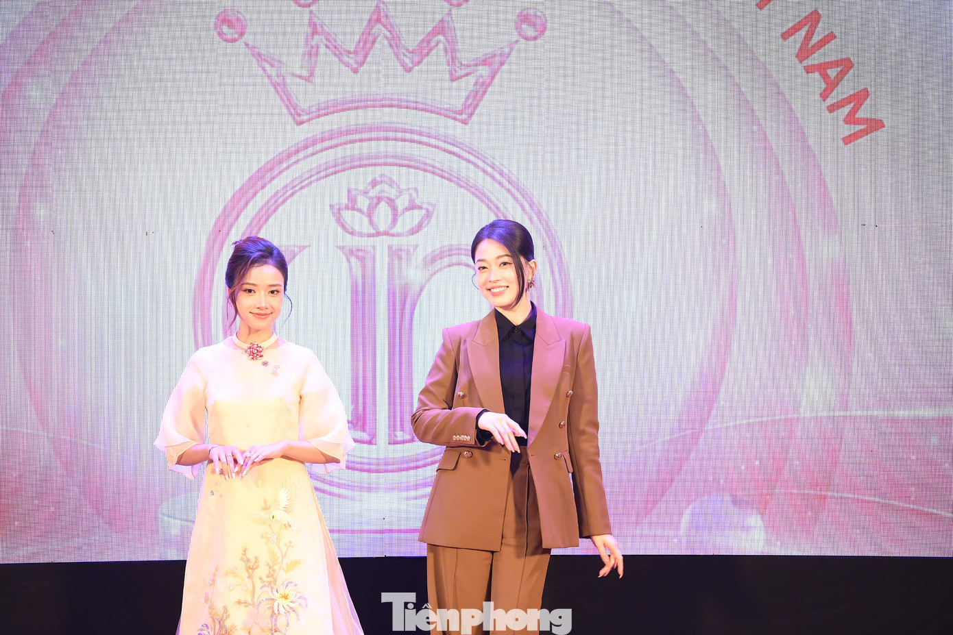 Á hậu Bùi Phương Nga và người đẹp Nhân ái Nguyễn Ngọc Mai trổ tài catwalk.