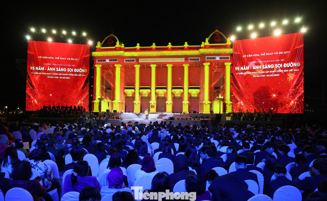 Chương trình nghệ thuật đặc biệt mừng Đảng, mừng Xuân, mừng đất nước đổi mới với chủ đề 95 năm - Ánh sáng soi đườngdiễn ra đầy xúc động, hùng tráng nhân kỷ niệm 95 năm Ngày thành lập Đảng Cộng sản Việt Nam (3/2/1930- 3/2/2025) tại Quảng trường Cách mạng Tháng Tám.