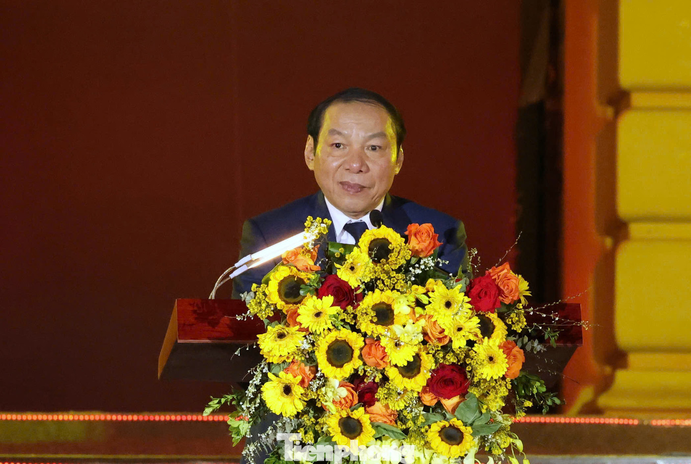 Phát biểu khai mạc chương trình, Bộ trưởng Bộ Văn hóa, Thể thao và Du lịch Nguyễn Văn Hùng nhấn mạnh chương trình nghệ thuật đặc biệt 95 năm - Ánh sáng soi đường là dịp để ôn lại những trang sử hào hùng của Đảng, lịch sử vẻ vang của dân tộc, ghi nhớ công ơn vĩ đại của Chủ tịch Hồ Chí Minh, tưởng nhớ các đồng chí lãnh đạo tiền bối của Đảng và sự hy sinh xương máu của các anh hùng liệt sĩ, thương bệnh binh vì độc lập, tự do của Tổ quốc, vì hạnh phúc của nhân dân.