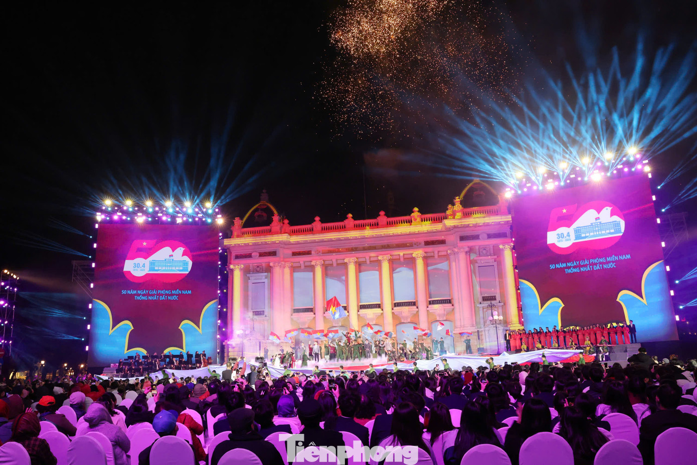 Hoạt cảnh Đêm đen và phóng sự Ánh sáng trong đêm đen mở đầu cho phần chính của chương trình, tái hiện ánh sáng soi đường mà Đảng Cộng sản Việt Nam xua tan đêm đen, dẫn lối cho cả dân tộc, mở ra con đường giải phóng, độc lập và tự do.