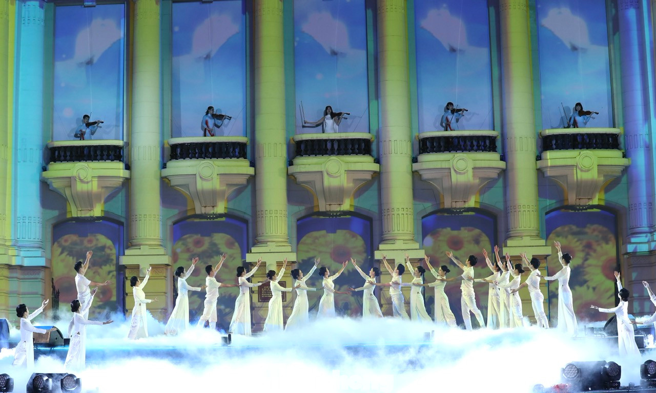 Hoạt cảnh Đêm đen và phóng sự Ánh sáng trong đêm đen mở đầu cho phần chính của chương trình, tái hiện ánh sáng soi đường mà Đảng Cộng sản Việt Nam xua tan đêm đen, dẫn lối cho cả dân tộc, mở ra con đường giải phóng, độc lập và tự do.