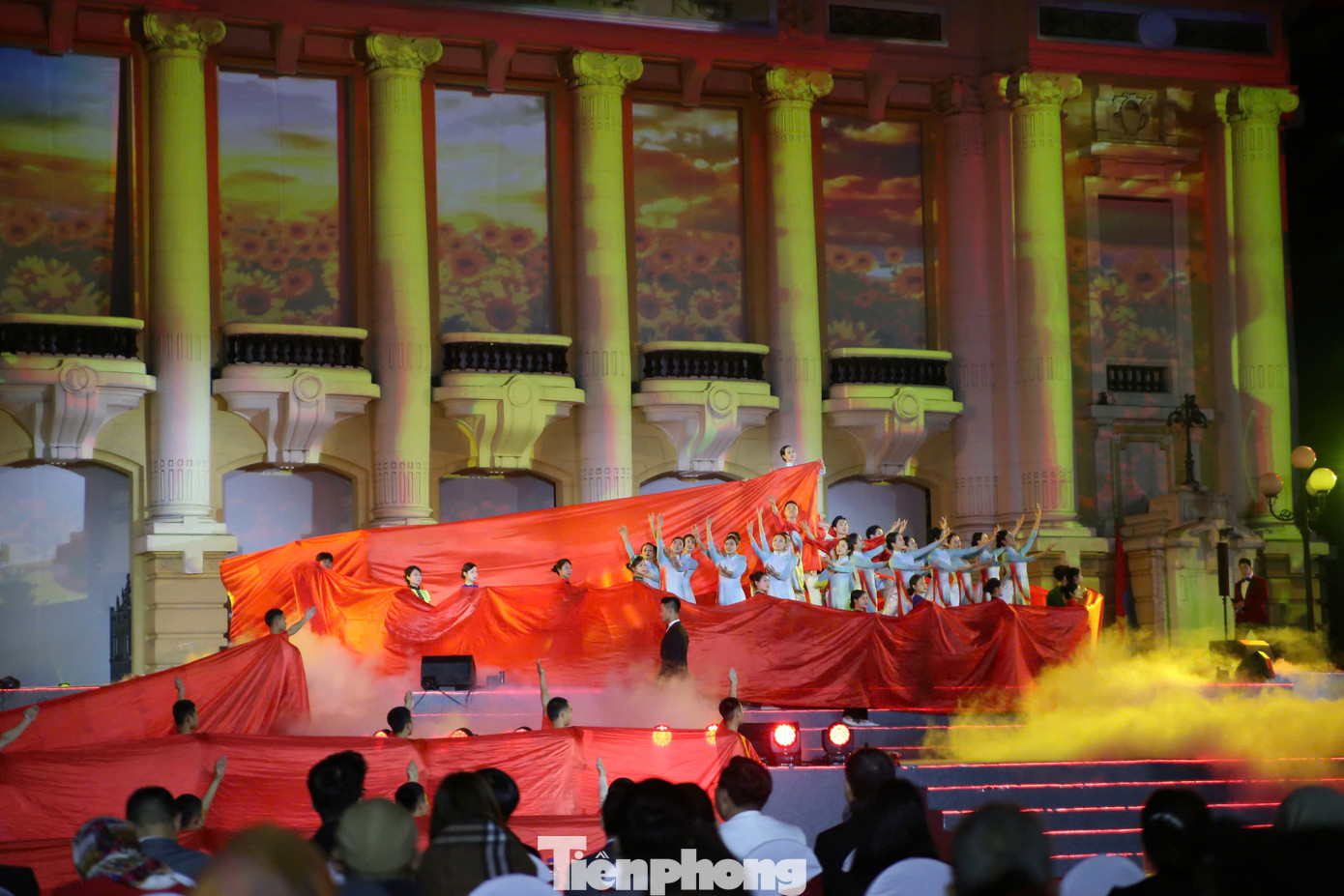 Những ca khúc quen thuộc như Giai điệu Tổ quốc, Ca ngợi Tổ quốc, Đảng là cuộc sống của tôi, Lá cờ Đảng, Những trái tim Việt Nam, Giai điệu tự hào, Máu đỏ da vàng... vang lên tại Quảng trường Cách mạng Tháng Tám góp phần khơi dậy tình yêu quê hương đất nước, tình yêu Đảng, thúc giục thế hệ trẻ không ngừng cố gắng, cống hiến cho đất nước.