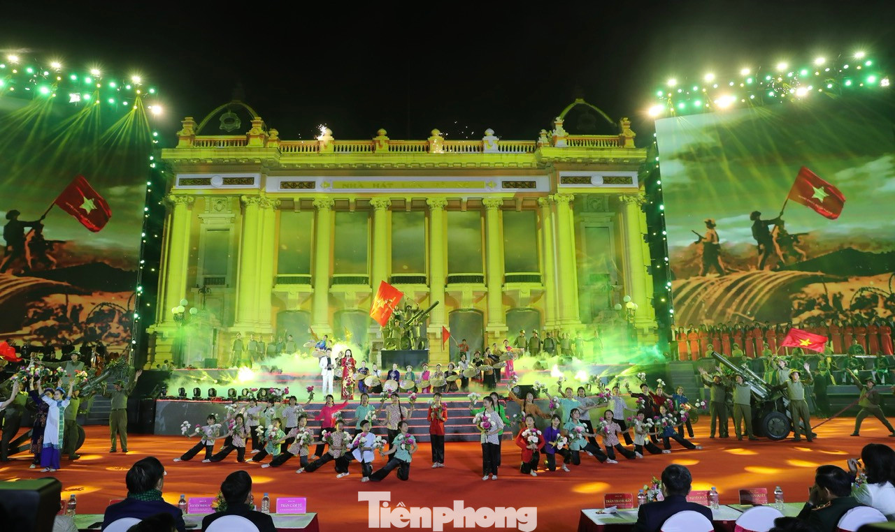 Lấy cảm hứng nghệ thuật từ lời dạy: "Văn hóa soi đường cho quốc dân đi" của Chủ tịch Hồ Chí Minh, chương trình được dàn dựng theo 3 chương: Ánh sáng dẫn đường, Ánh sáng đổi mới và Kỷ nguyên ánh sáng.