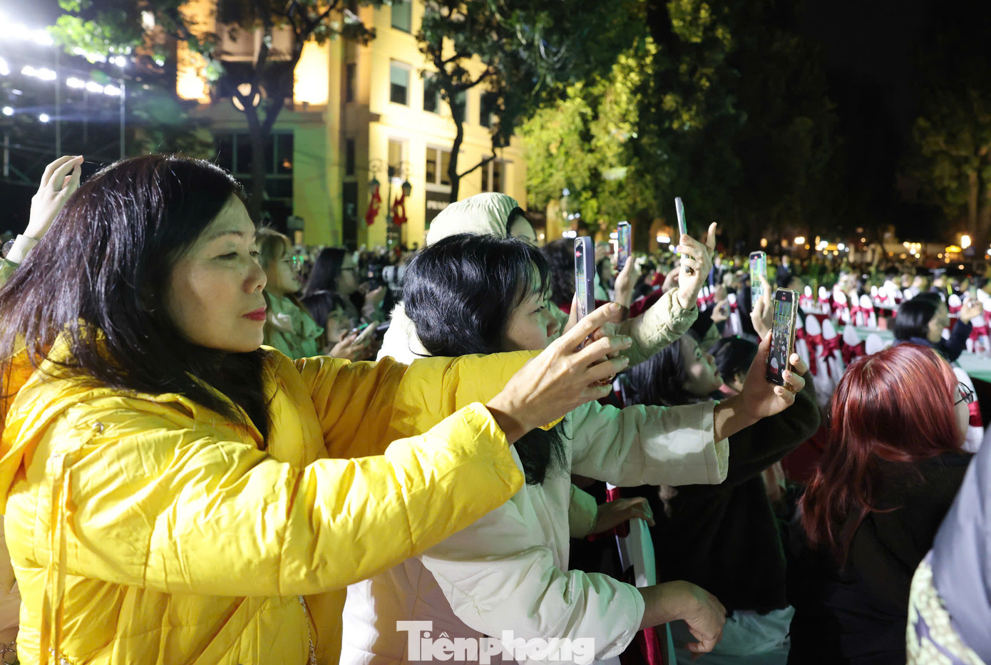 Chương trình nghệ thuật đặc biệt mừng Đảng, mừng Xuân, mừng đất nước đổi mới với chủ đề 95 năm - Ánh sáng soi đường thu hút hàng trăm người dân theo dõi trực tiếp. Gần như không một khán giả nào rời đi cho đến khi chương trình kết thúc. Chương trình được đầu tư từ kịch bản, âm nhạc, cho đến hiệu ứng sân khấu đã níu chân hàng trăm người dân khu vực xung quanh khu vực Quảng trường Cách mạng Tháng Tám.