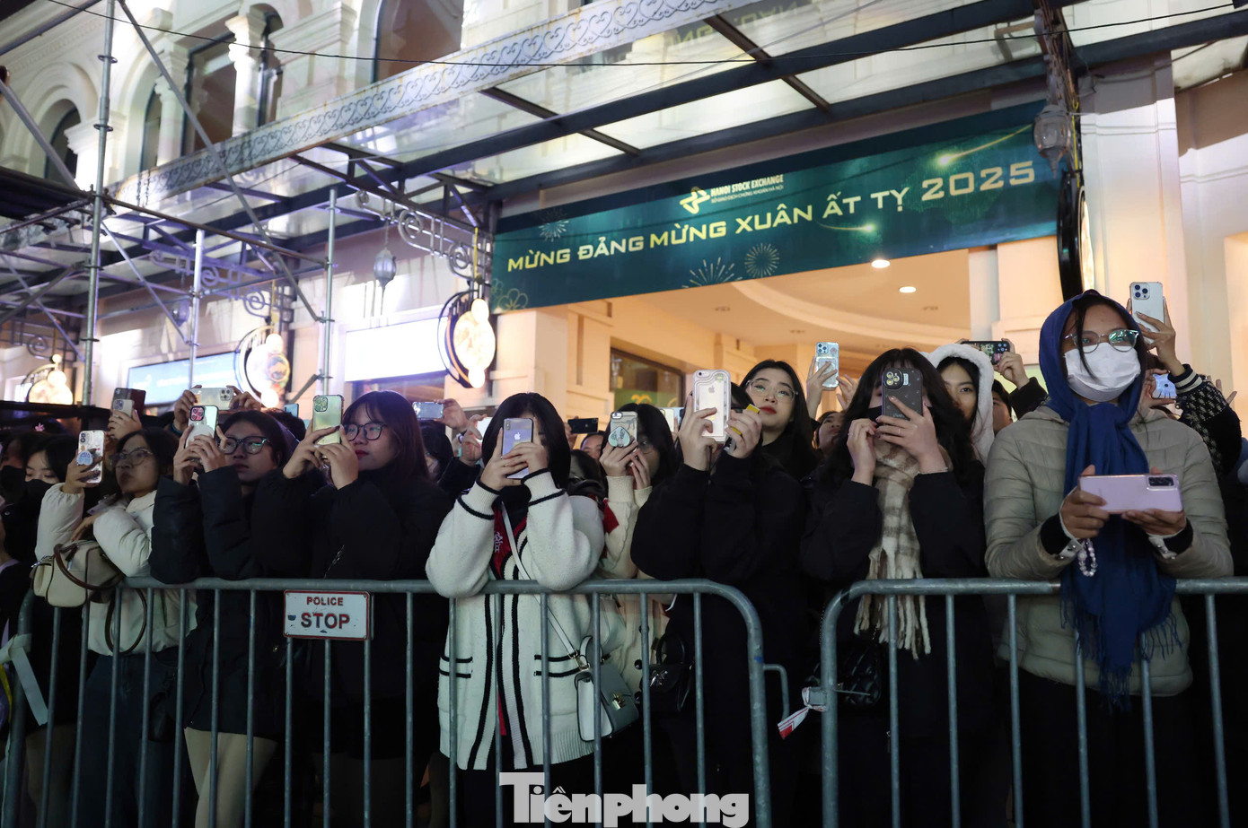 Chương trình nghệ thuật đặc biệt mừng Đảng, mừng Xuân, mừng đất nước đổi mới với chủ đề 95 năm - Ánh sáng soi đường thu hút hàng trăm người dân theo dõi trực tiếp. Gần như không một khán giả nào rời đi cho đến khi chương trình kết thúc. Chương trình được đầu tư từ kịch bản, âm nhạc, cho đến hiệu ứng sân khấu đã níu chân hàng trăm người dân khu vực xung quanh khu vực Quảng trường Cách mạng Tháng Tám.