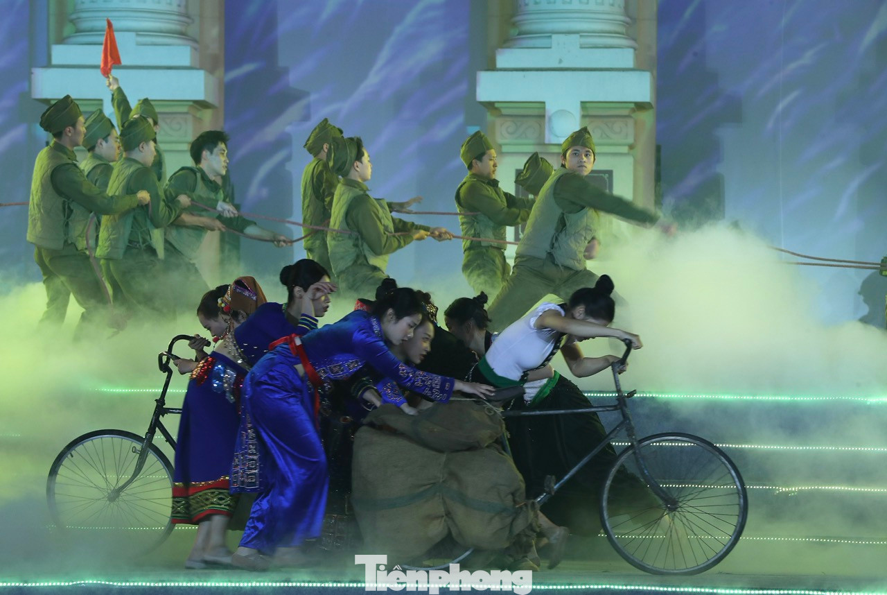 Lấy cảm hứng nghệ thuật từ lời dạy: "Văn hóa soi đường cho quốc dân đi" của Chủ tịch Hồ Chí Minh, chương trình được dàn dựng theo 3 chương: Ánh sáng dẫn đường, Ánh sáng đổi mới và Kỷ nguyên ánh sáng.