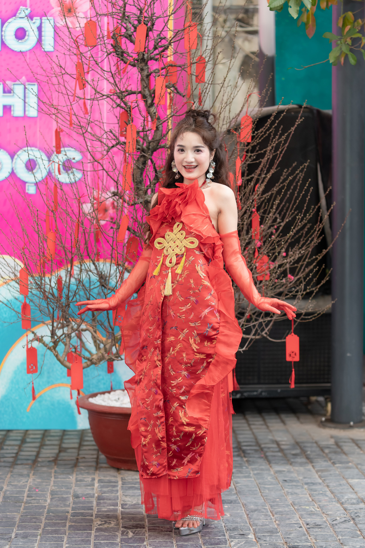 Không gian Phố sách Hà Nội tràn ngập sắc xuân, thu hút nhiều du khách tham quan, chụp ảnh. Đây hứa hẹn là điểm đến độc đáo của Hà Nội.