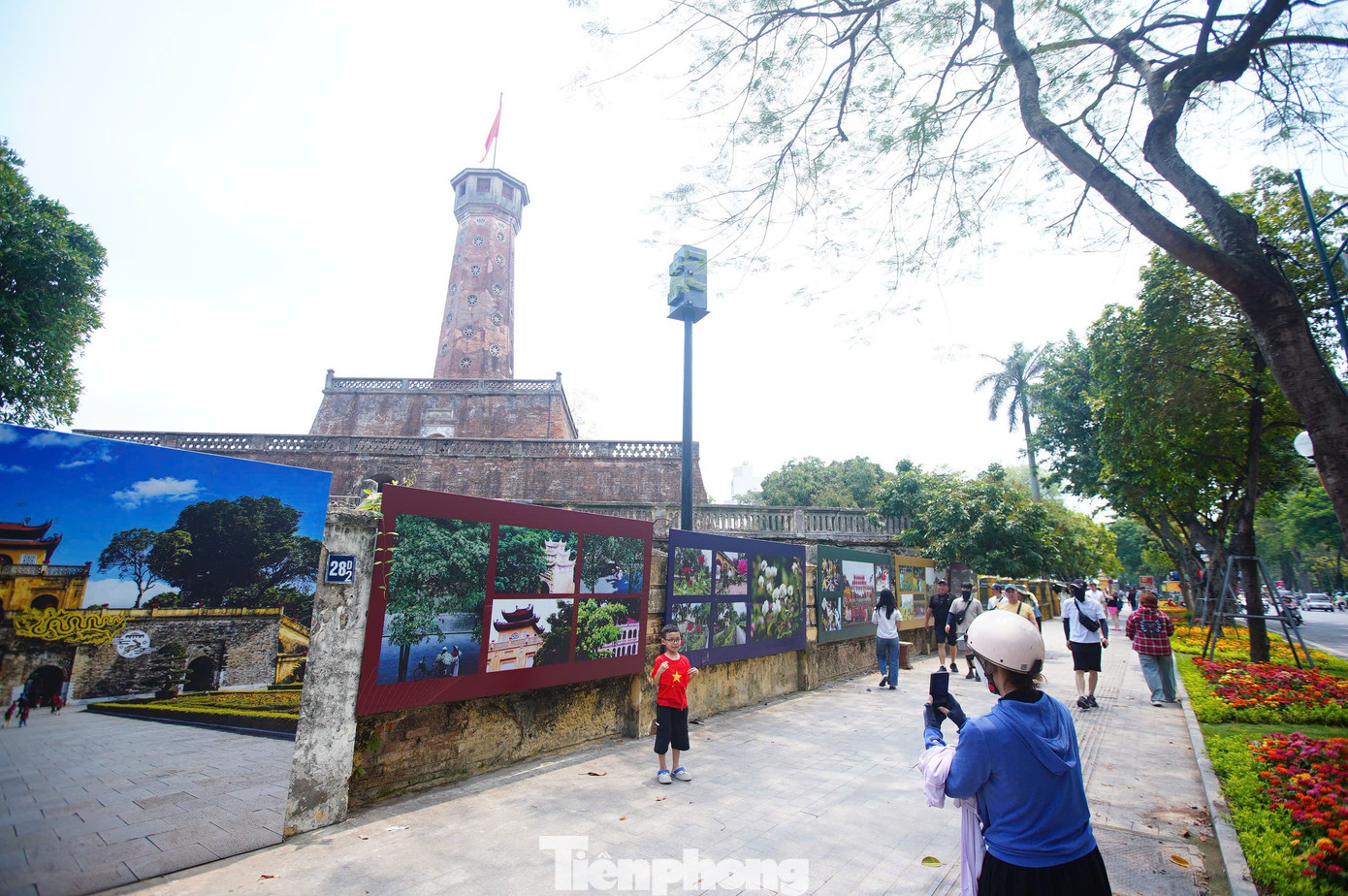 Những ngày đầu tháng 5, lượng khách đến check-in tại Cột cờ Hà Nội đã giảm đi.