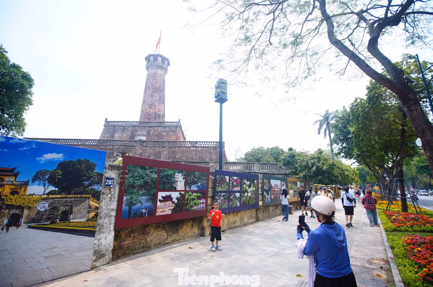 Những ngày đầu tháng 5, lượng khách đến check-in tại Cột cờ Hà Nội đã giảm đi.