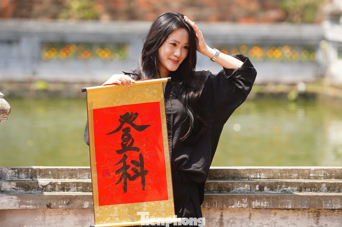 Dịp này, tại Văn Miếu bố trí 3 ông đồ cho chữ với giá 100.000 đồng/tờ. Nhiều người dân xếp hàng xin chữ khi đến đây. Với nhiều người, mỗi chữ xin được đại diện cho mong ước của người xin, đồng thời nhắc nhở họ cố gắng đạt được điều bản thân mong đợi.