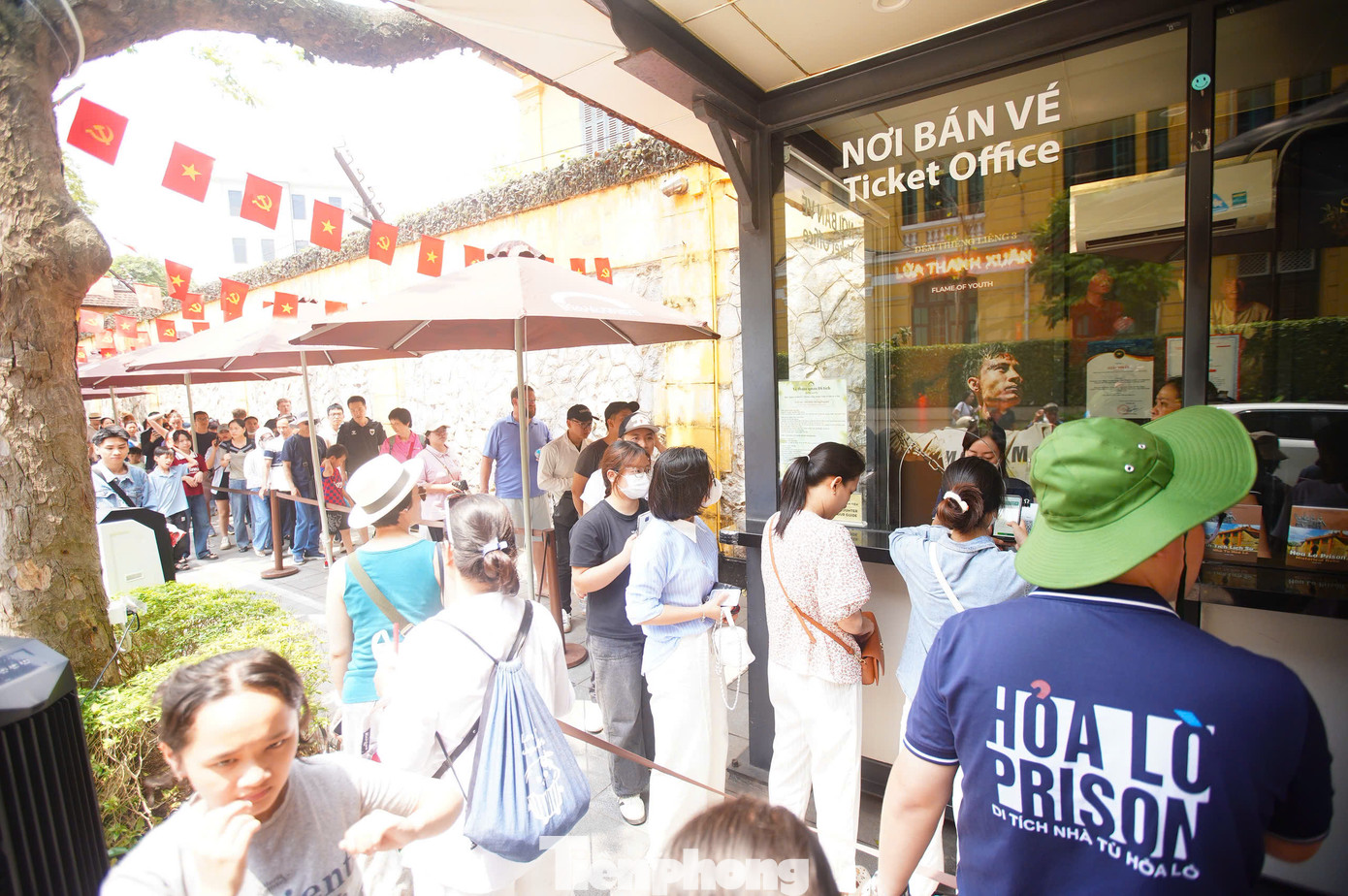 Hàng dài người xếp hàng vào tham quan di tích trong những ngày tháng cả nước chung vui, hướng về kỷ niệm 50 năm Ngày Giải phóng miền Nam, thống nhất đất nước.