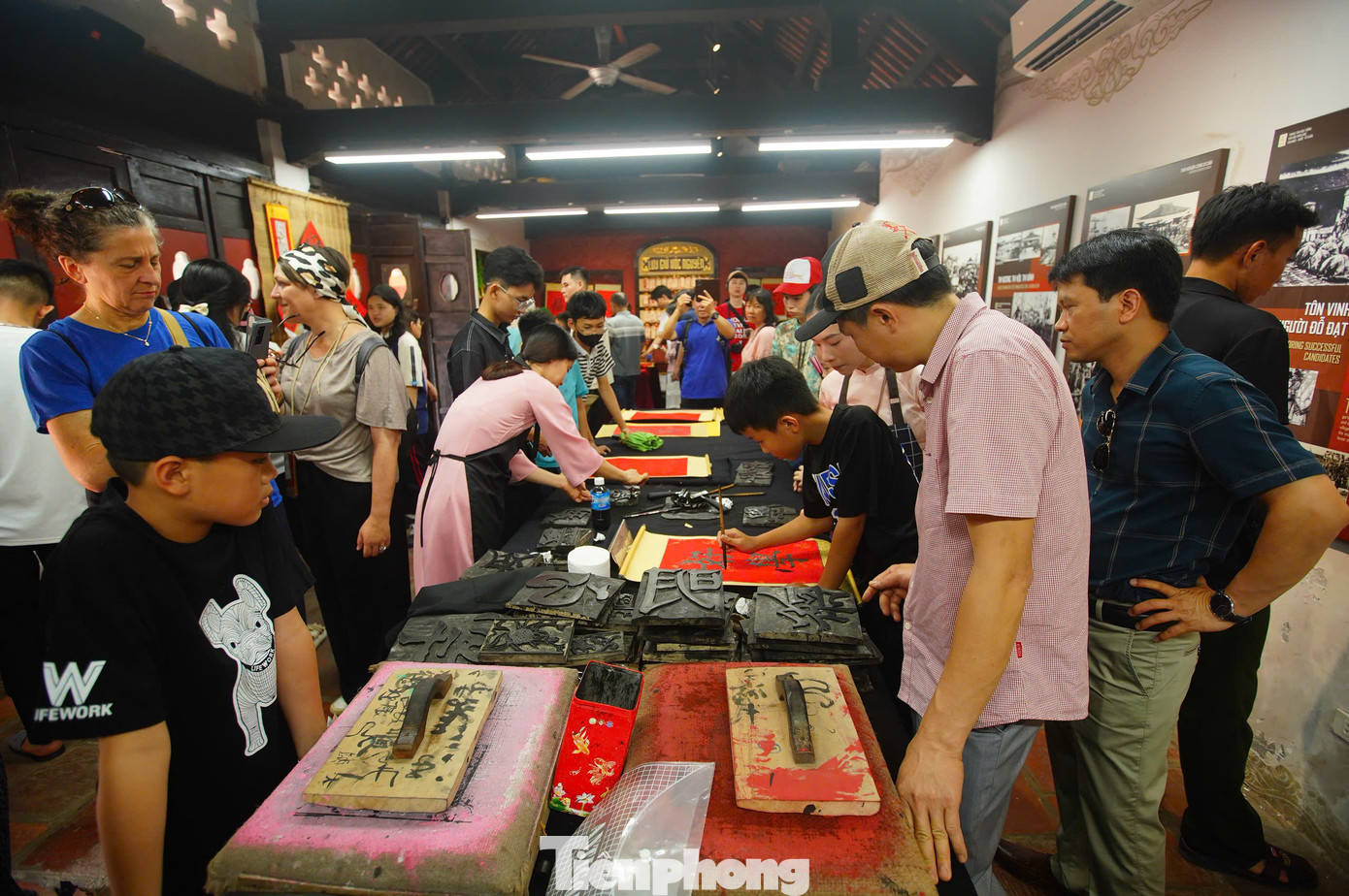 Khu vực in mộc bản, tự tay viết chữ trong Văn Miếu - Quốc Tử Giám cũng thu hút đông đảo du khách tham gia.