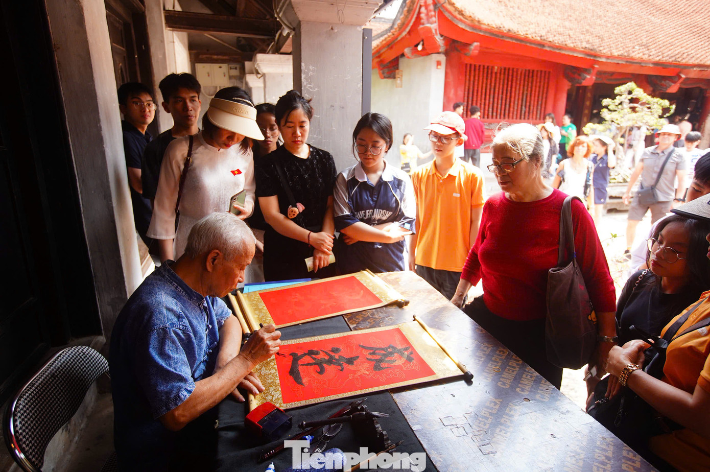 Dịp này, tại Văn Miếu bố trí 3 ông đồ cho chữ với giá 100.000 đồng/tờ. Nhiều người dân xếp hàng xin chữ khi đến đây. Với nhiều người, mỗi chữ xin được đại diện cho mong ước của người xin, đồng thời nhắc nhở họ cố gắng đạt được điều bản thân mong đợi.