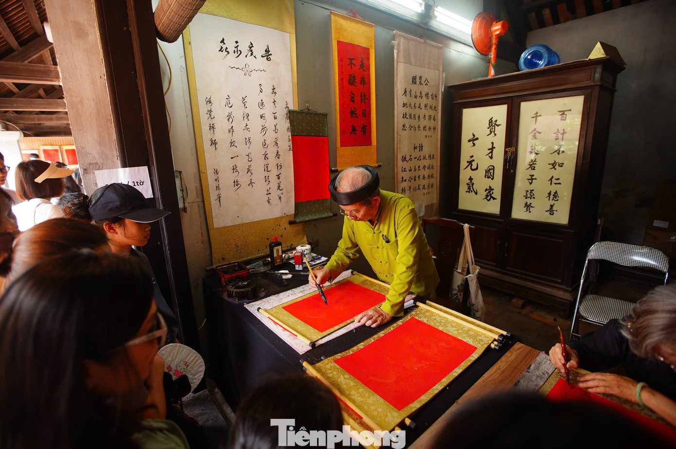 Dịp này, tại Văn Miếu bố trí 3 ông đồ cho chữ với giá 100.000 đồng/tờ. Nhiều người dân xếp hàng xin chữ khi đến đây. Với nhiều người, mỗi chữ xin được đại diện cho mong ước của người xin, đồng thời nhắc nhở họ cố gắng đạt được điều bản thân mong đợi.