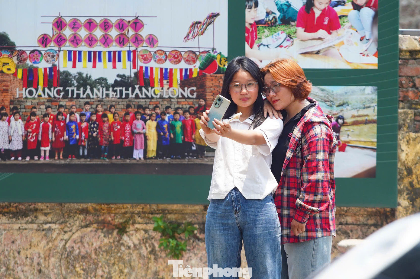 Những ngày đầu tháng 5, lượng khách đến check-in tại Cột cờ Hà Nội đã giảm đi.