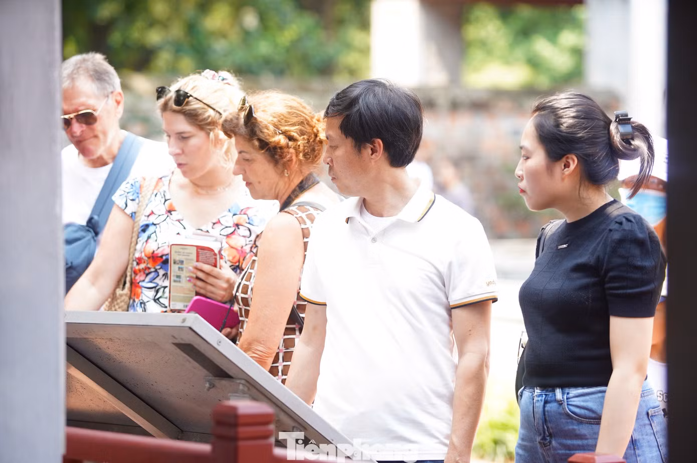Trong những kỳ nghỉ lễ, Văn Miếu - Quốc Tử Giám luôn là một trong những điểm đến đông khách bậc nhất. Với nhiều du khách quốc tế, Văn Miếu - Quốc Tử Giám là địa điểm không thể không đi ở Thủ đô.