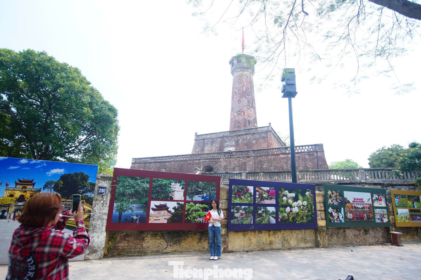 Những ngày đầu tháng 5, lượng khách đến check-in tại Cột cờ Hà Nội đã giảm đi.